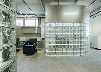 koyomi by shiki 広島 広島市 中区 本通り 金座街 美容院 株式会社BMJ 電気工事 建築工事 内装工事 デザイン 設計施工 ガラスブロック ステンレス